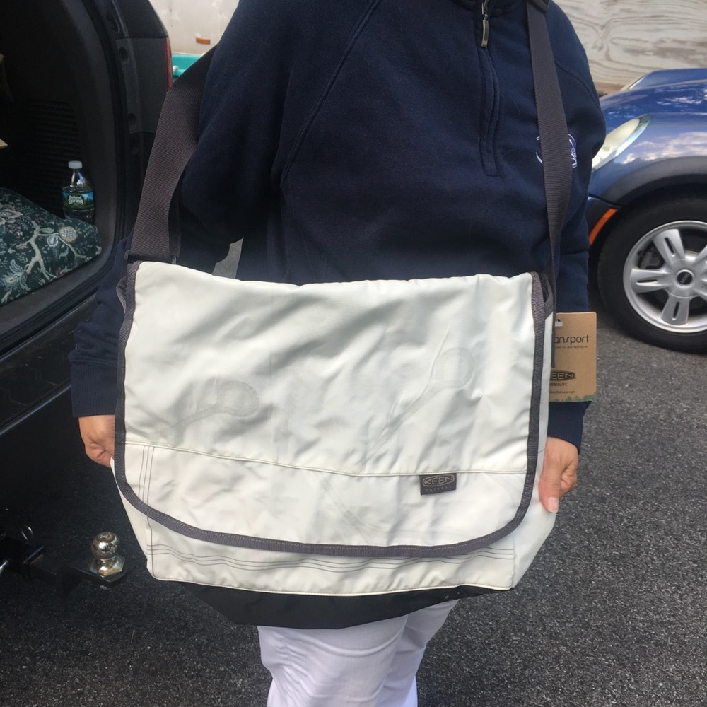 NWOT keen messenger bag